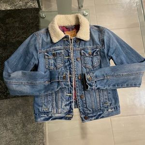 Hollister Flannel-Lined Trucker Jacket with Sherpa Collar (size XS, medium wash)